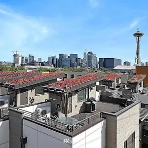 Holiday home Deactivated- Rooftop Patio With Grill 2br 3ba Central, Walkable Location, Seattle